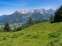 Ausblick Panoramaweg ins Pillerseetal mit Steinplatte und Loferer Steinberge